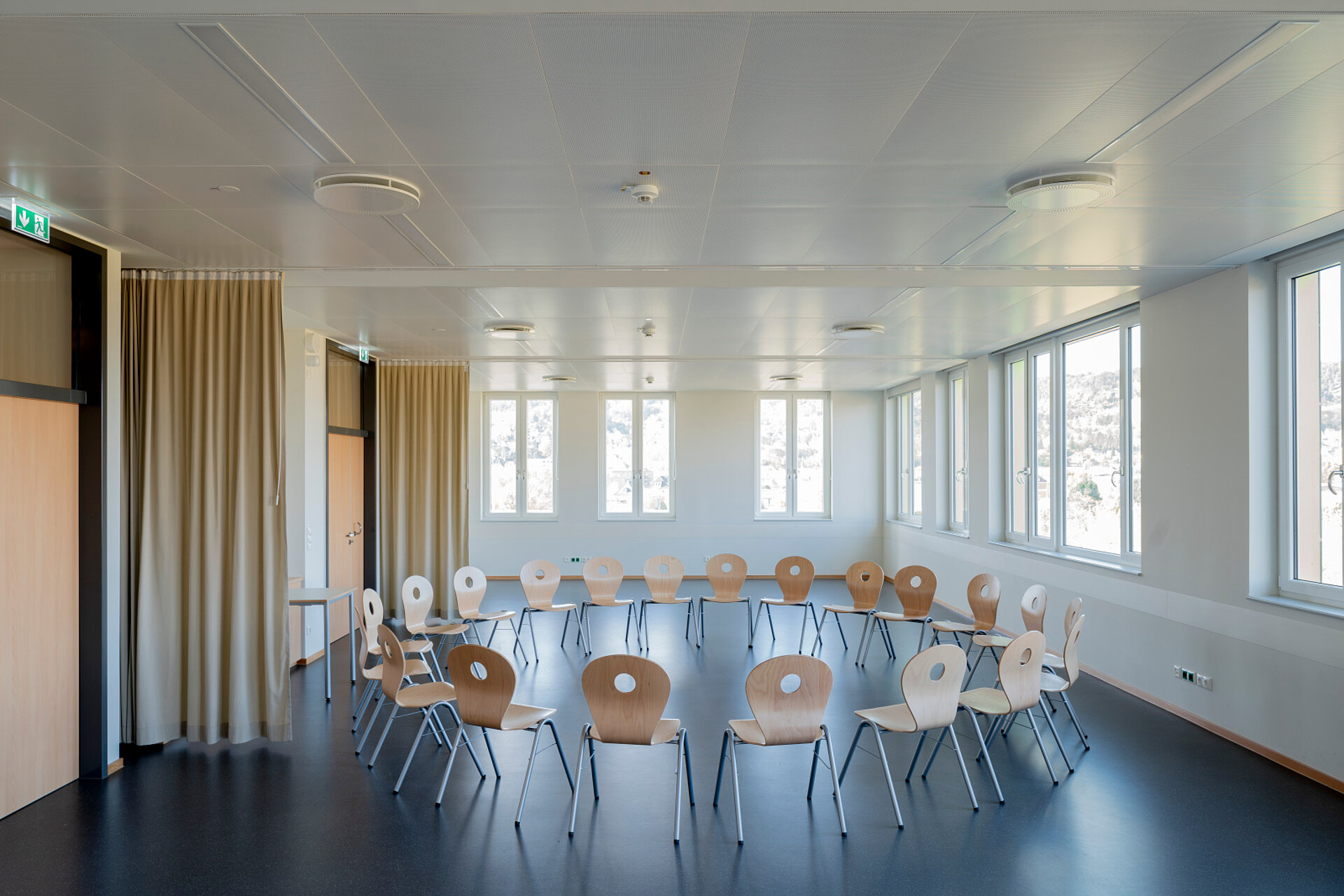 Closed ceilings, Hook-on-system, Metal ceiling, School, cooling ceiling