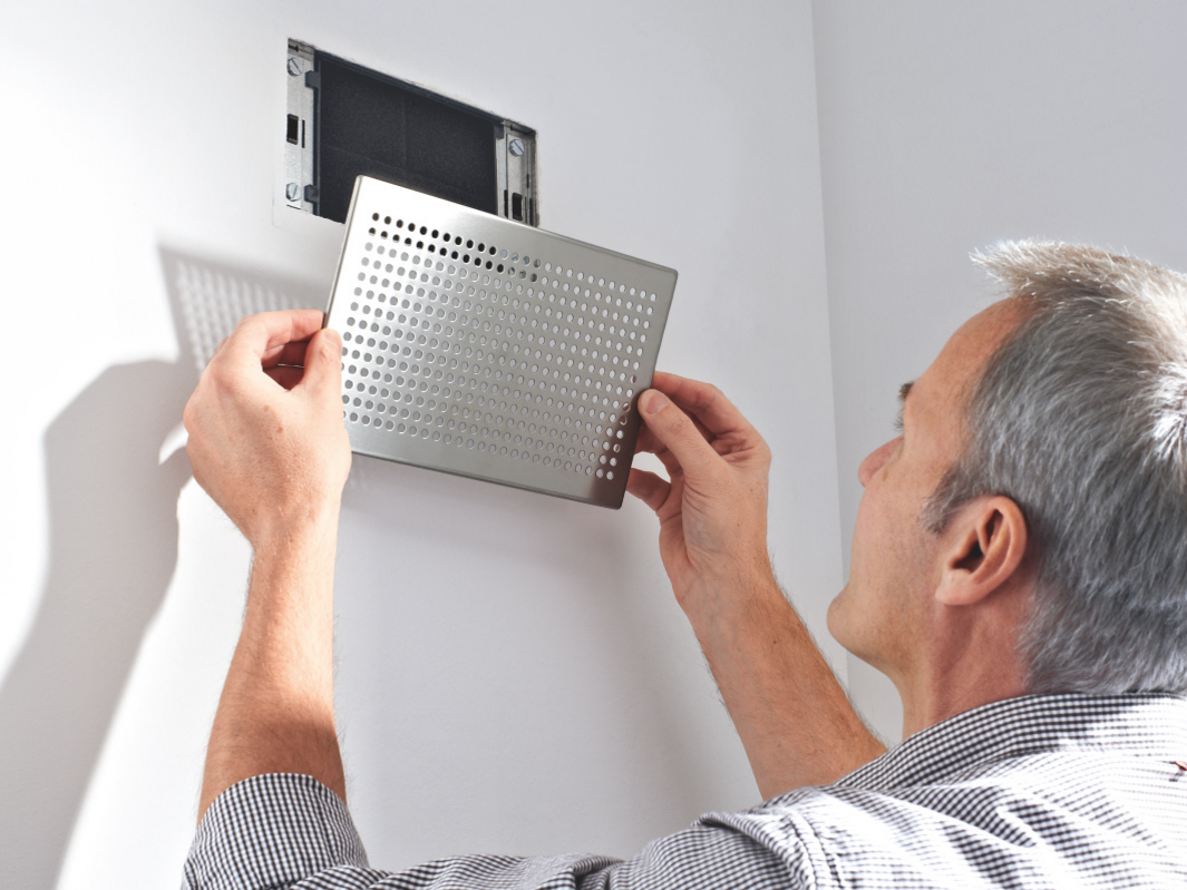 Zehnder_CSY_Design_grilles_Roma_Filter_exchange_people_1 Photograph Comfortable indoor ventilation