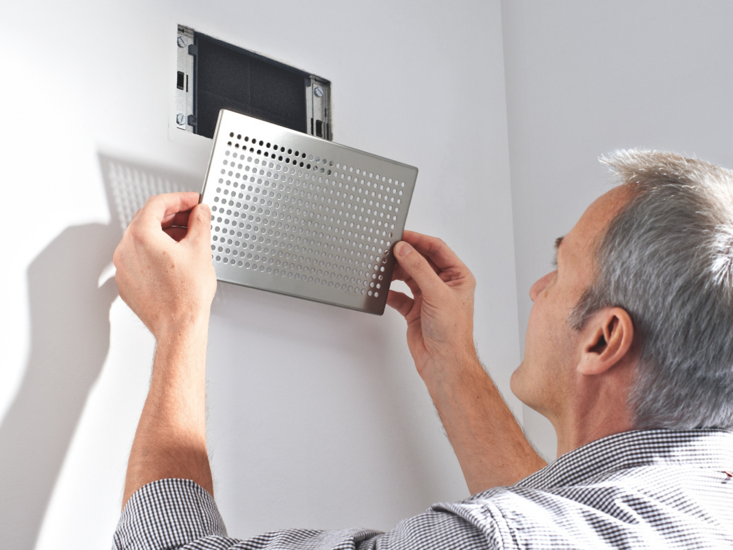 Zehnder_CSY_Design_grilles_Roma_Filter_exchange_people_1 Photograph Zehnder ComfoGrid CLD Comfortable indoor ventilation Front view