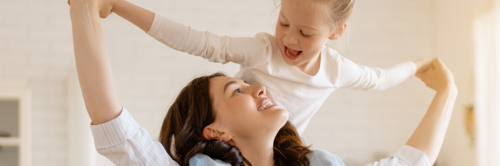Comfo Valve Luna, mother with daughter on her shoulders, kitchen, laughing, happy, base Image AdobeStock_451026481,