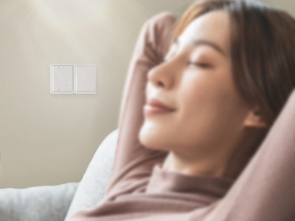 Woman on a sofa enjoying good air, CO2 sensor, green light good air, new logo